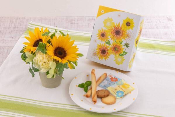 ヨックモックと日比谷花壇がコラボで贈る四季シリーズのギフト「夏の贈り物」に想いを込めて 青空にひまわりを描いた『カドー ドゥレテ』～6月15日（土）より新登場～