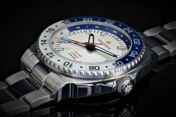 200m防水・耐擦傷性加工のGMTスポーツ腕時計『VESUVIATE VOLARE』Makuakeにて目標達成率291％突破！～7月29日まで先行予約販売を実施～