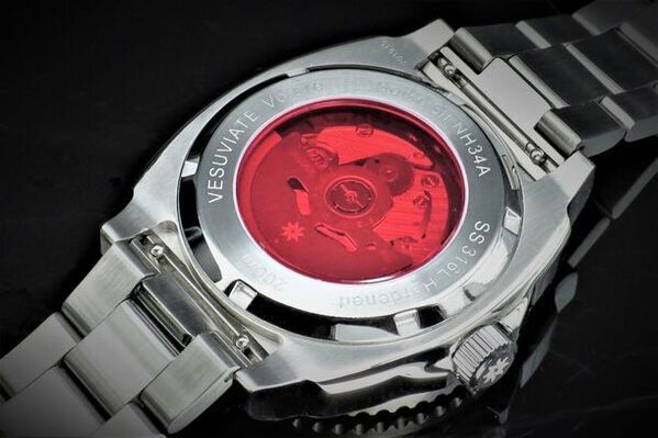 200m防水・耐擦傷性加工のGMTスポーツ腕時計『VESUVIATE VOLARE』Makuakeにて目標達成率291％突破！～7月29日まで先行予約販売を実施～