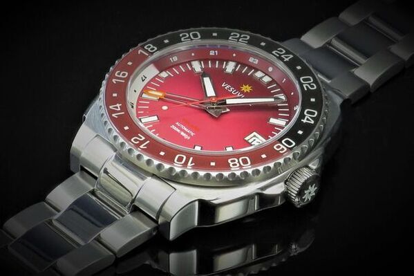 200m防水・耐擦傷性加工のGMTスポーツ腕時計『VESUVIATE VOLARE』Makuakeにて目標達成率291％突破！～7月29日まで先行予約販売を実施～