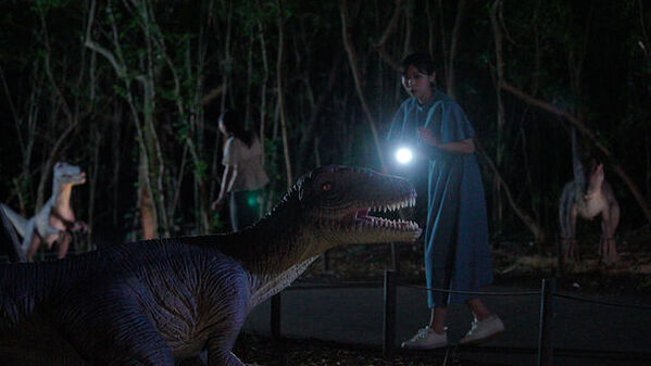 国内最大級の恐竜アトラクション「恐竜の森」にナイトアトラクション「恐竜の森ナイトツアー」登場　2024年7月13日(土)開始