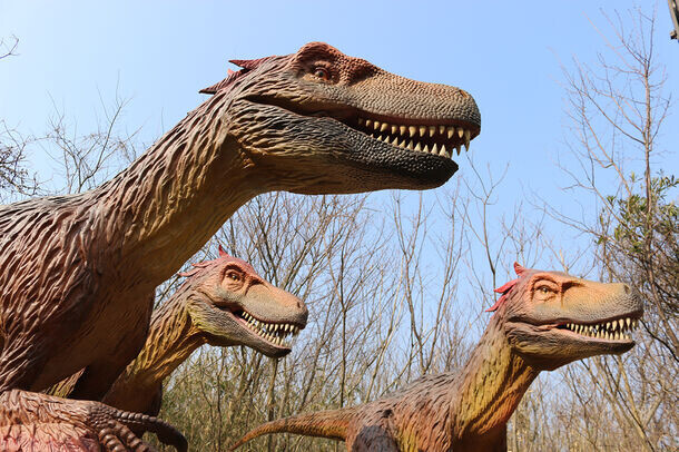 国内最大級の恐竜アトラクション「恐竜の森」にナイトアトラクション「恐竜の森ナイトツアー」登場　2024年7月13日(土)開始