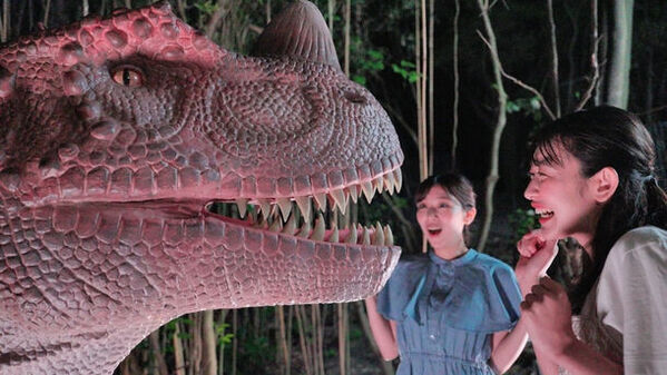 国内最大級の恐竜アトラクション「恐竜の森」にナイトアトラクション「恐竜の森ナイトツアー」登場　2024年7月13日(土)開始