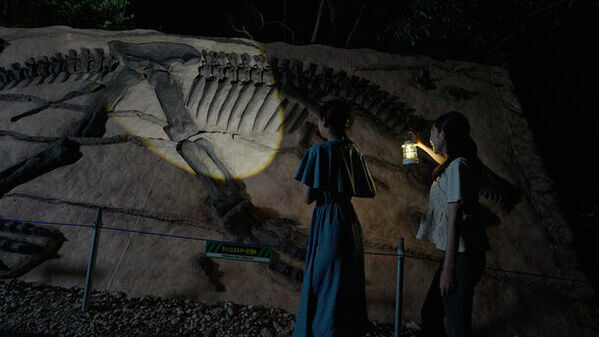 国内最大級の恐竜アトラクション「恐竜の森」にナイトアトラクション「恐竜の森ナイトツアー」登場　2024年7月13日(土)開始