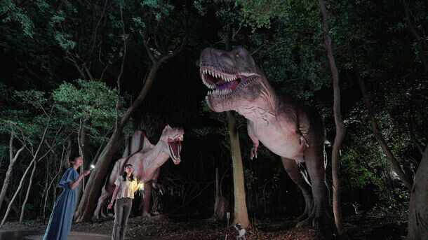国内最大級の恐竜アトラクション「恐竜の森」にナイトアトラクション「恐竜の森ナイトツアー」登場　2024年7月13日(土)開始