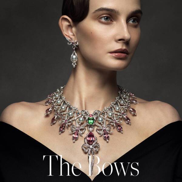 神宮寺勇太、海外イベントに初参加！ミキモトの新作ハイジュエリーを纏い、大人の気品あふれる、スーツスタイルで魅せる。神宮寺「ミキモトさんとパリに来られて嬉しい！」ミキモト　新作ハイジュエリーコレクション「The Bows」発表