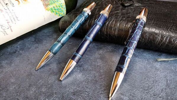 藍染の美しいブルーが特徴！革職人が手作業で仕上げる「藍染クロコボールペン」の先行予約を7月28日まで受付