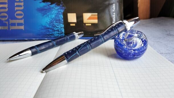 藍染の美しいブルーが特徴！革職人が手作業で仕上げる「藍染クロコボールペン」の先行予約を7月28日まで受付