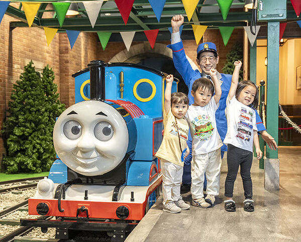 「トーマスタウン新三郷」15周年アニバーサリーイヤーがスタート　“ラッピングバス”が三郷の街を走行！記念イベントも盛りだくさん