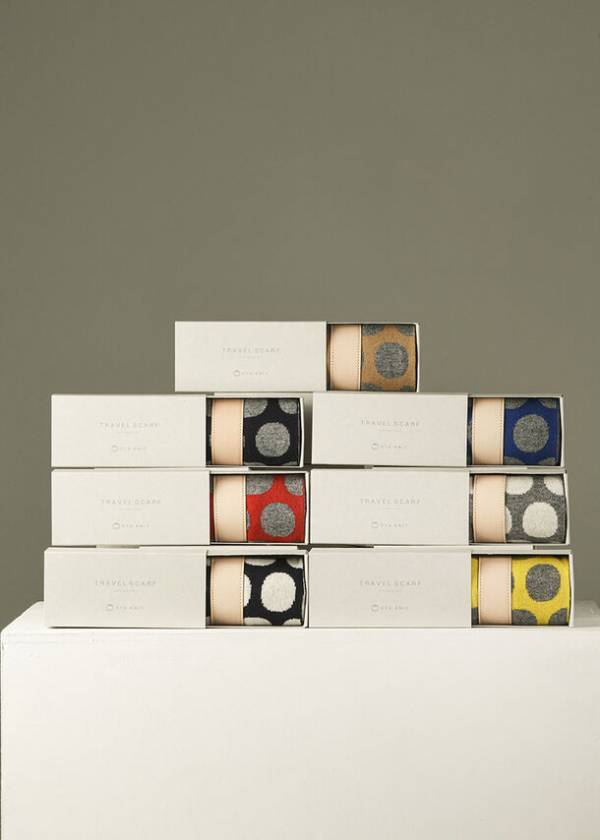 群馬県太田市産ニットブランド「OTA KNIT」、最高級品種の羊毛を使用した持ち運び便利なマフラーを9月に発売　マフラーを巻く革ベルトもセットで販売