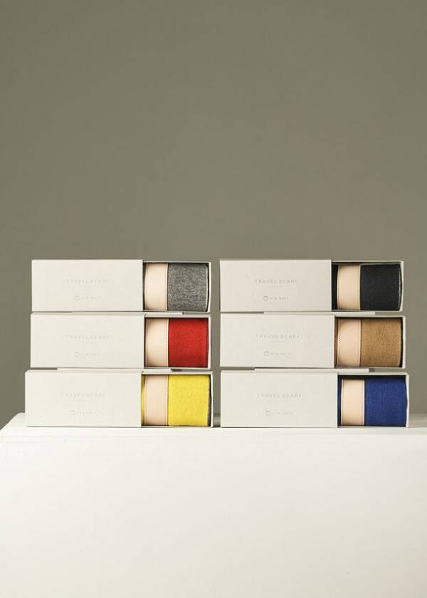 群馬県太田市産ニットブランド「OTA KNIT」、最高級品種の羊毛を使用した持ち運び便利なマフラーを9月に発売　マフラーを巻く革ベルトもセットで販売