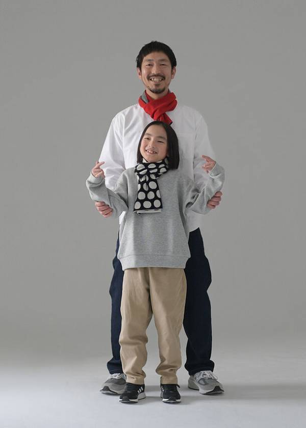 群馬県太田市産ニットブランド「OTA KNIT」、最高級品種の羊毛を使用した持ち運び便利なマフラーを9月に発売　マフラーを巻く革ベルトもセットで販売