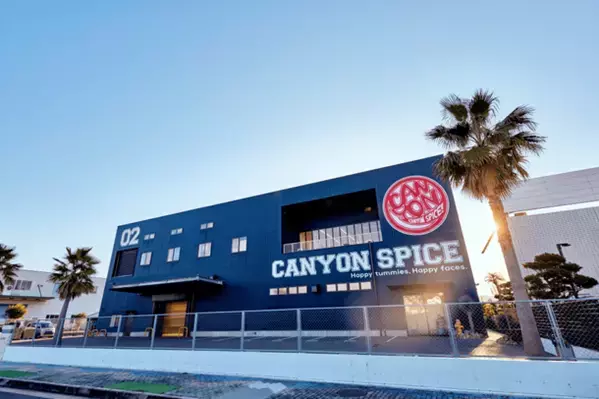 キャニオンスパイスのレトルトカレーを販売する自販機　泉大津パーキングエリアに設置！全9種類の販売を開始