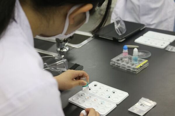 中高生向け、色と形の変化から化学反応を探究するプログラム「ひらめき☆ときめきサイエンス」を四天王寺大学にて7/27に開催