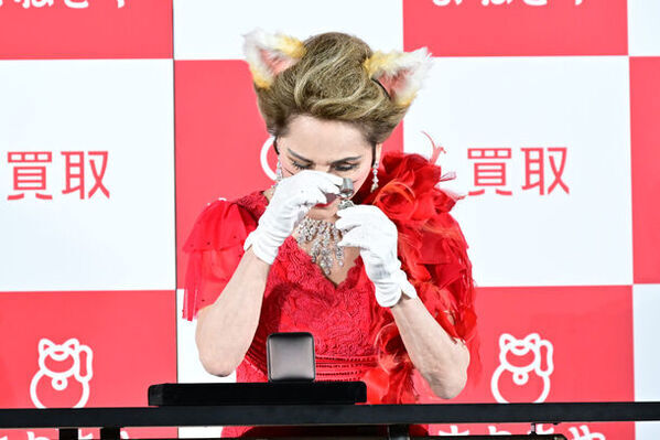 「買取まねきや」新CM発表会を実施　CMにも出演するデヴィ夫人が猫耳姿で登壇！