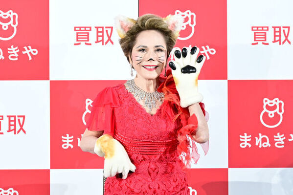 「買取まねきや」新CM発表会を実施　CMにも出演するデヴィ夫人が猫耳姿で登壇！