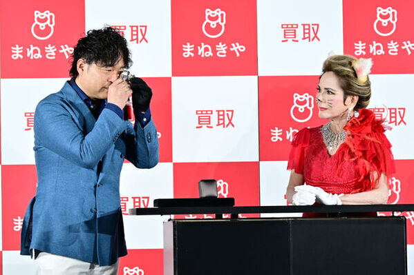 「買取まねきや」新CM発表会を実施　CMにも出演するデヴィ夫人が猫耳姿で登壇！