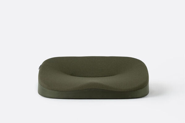 デスクワーカーの姿勢をサポートするソフトクッション「KURA SEAT W」先行予約販売を開始