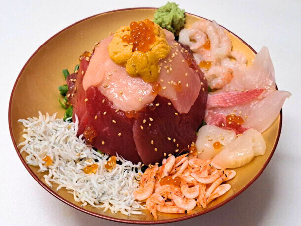 ＼毎月変わる季節の海鮮丼／　静岡県産のしらすや桜えびを堪能する季節限定の海鮮丼が8/1から登場