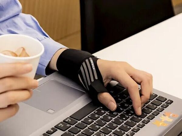 漫画家が開発したテーピング感覚の手首サポーター『RUNWALK』CAMPFIRE(machi-ya)で7月20日まで販売中！