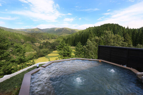 一泊1,600万円！世界で一番高価な酒蔵ツアー*。日本酒ブランド「SAKE HUNDRED」がプライベートジェットの旅をさらに豊かにするサービスを7月23日から開始