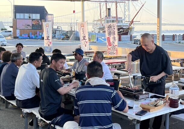 夏休みは活きたアワビで浜焼きだぁ！フェリー跡地「淡路島タコステ」で浜焼き始まる