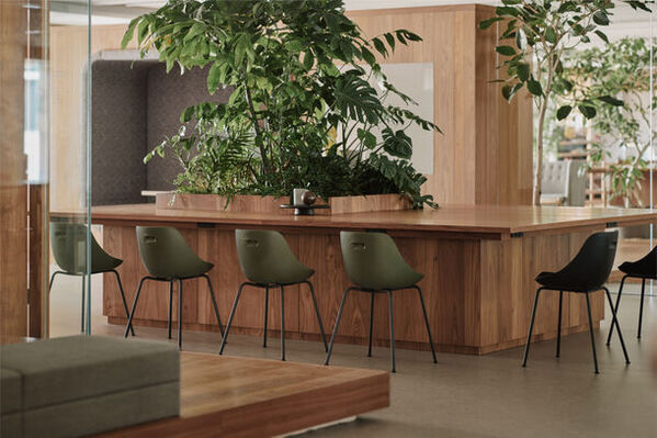 疲れにくく 新しい座り心地　姿勢サポートチェア「KURA CHAIR」新発売