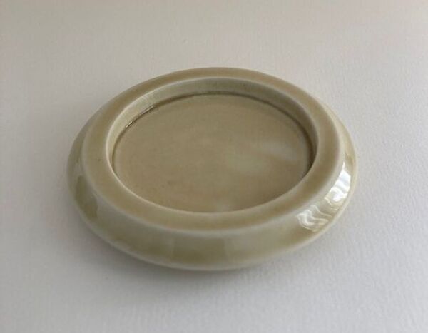 兵庫県発お香ブランド「hibi」によるプロジェクトSOW第3弾、瀬戸焼窯元とのコラボから生まれた磁器製香皿、9月1日(日)新発売