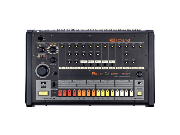 ローランドとニューバランス ヌメリックのコラボによるリズムマシン「TR-808」モチーフのスニーカーを発表