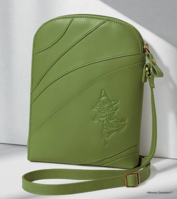 レザーワークでスナフキンとそよ風のイメージが広がる＜スナフキン 高級ナチュラルレザーのミニポシェット＞、新発売！