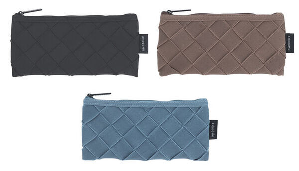 ペンや小物を挟んで固定！編み込まれたゴム生地が機能的な新感覚のフラットペンケース『AMUGOMU』8月上旬より発売