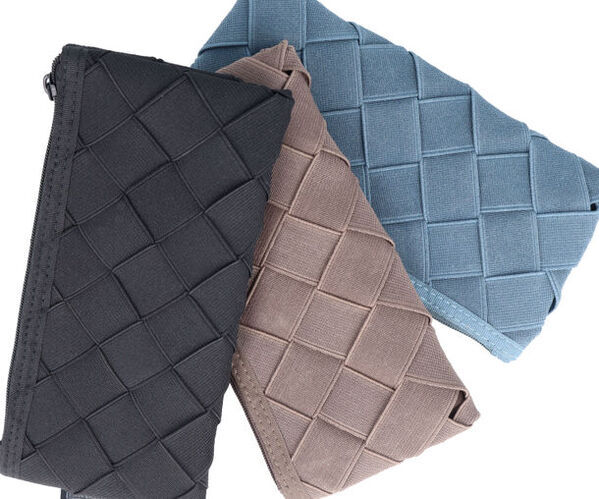 ペンや小物を挟んで固定！編み込まれたゴム生地が機能的な新感覚のフラットペンケース『AMUGOMU』8月上旬より発売