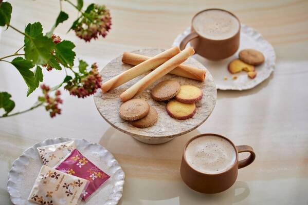 ヨックモックと日比谷花壇がコラボで贈る四季シリーズギフト第3弾!「秋の贈り物」にキンモクセイの花姿を描いた『カドー ドゥ ロートンヌ』～9月1日（日）より新登場～