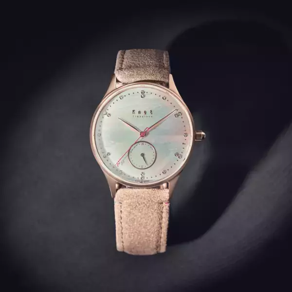 MADE IN JAPANのカスタムオーダーウォッチを世界に発信するMaker's Watch Knotから、俳優 柚希礼音さんの芸歴25周年を記念する限定版ウォッチ「カペラ シルバージュビリーモデル」が登場！アミューズ アーティストオンラインショップ A!SMARTにて限定販売開始！