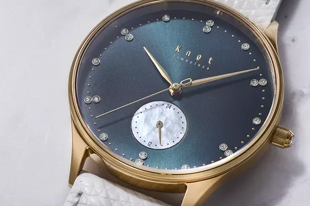 MADE IN JAPANのカスタムオーダーウォッチを世界に発信するMaker's Watch Knotから、俳優 柚希礼音さんの芸歴25周年を記念する限定版ウォッチ「カペラ シルバージュビリーモデル」が登場！アミューズ アーティストオンラインショップ A!SMARTにて限定販売開始！