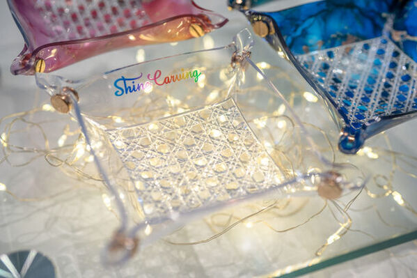 まるで彫るステンドグラス！？顧客が彫刻刀片手に黙々と彫る世界で一つだけの喫茶店。愛知県犬山市に「彫刻刀＆彫刻アートのコンセプトカフェ」オープン　まち工場の後継ぎが手がける彫刻アートの新しい挑戦