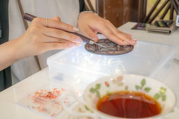 まるで彫るステンドグラス！？顧客が彫刻刀片手に黙々と彫る世界で一つだけの喫茶店。愛知県犬山市に「彫刻刀＆彫刻アートのコンセプトカフェ」オープン　まち工場の後継ぎが手がける彫刻アートの新しい挑戦