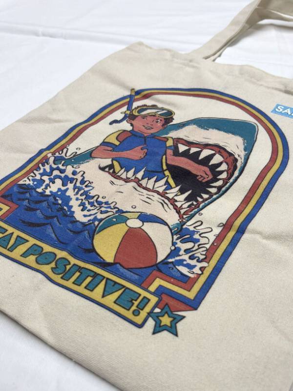 サメグッズ専門オンラインストア「黒鮫商店」8/19オープン！東京国際サメ映画祭で完売してしまったサメ映画祭Tシャツや缶バッジ、イベント限定販売のトートバッグなどをご用意