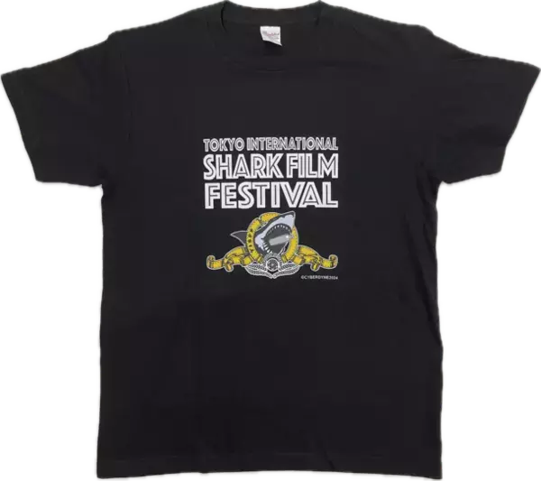 サメグッズ専門オンラインストア「黒鮫商店」8/19オープン！東京国際サメ映画祭で完売してしまったサメ映画祭Tシャツや缶バッジ、イベント限定販売のトートバッグなどをご用意