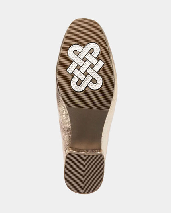 カジュアルにもビジネスにも使える、ソフトな履き心地の女性向け全天候型シューズが新発売