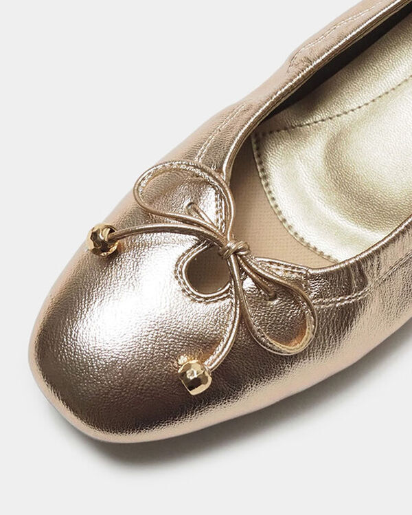 カジュアルにもビジネスにも使える、ソフトな履き心地の女性向け全天候型シューズが新発売