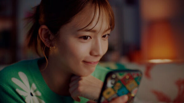 ＜Qoo10「メガ割」新TV-CM『まずはメガ割見てみなきゃ』続編2024年8月31日(土)より全国でオンエア開始！＞　川口春奈さん、友人とチャットしながらメガ割でお買い物！　お気に入り商品を見つけて思わず「可愛い～！」と叫ぶ買い物に夢中で様々な表情をみせる川口さんにも注目！