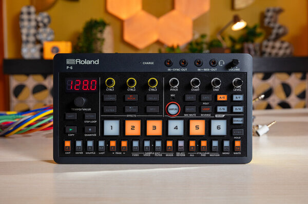 ポケットサイズの電子楽器「AIRA Compactシリーズ」に本格的な機能を備えたサンプラーが登場