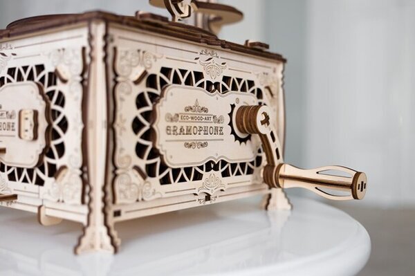 細部まで作り込まれた「木製組み立てキット」タイプライター・蓄音機・レトロ電話がMakuakeにて9月18日より先行販売開始！