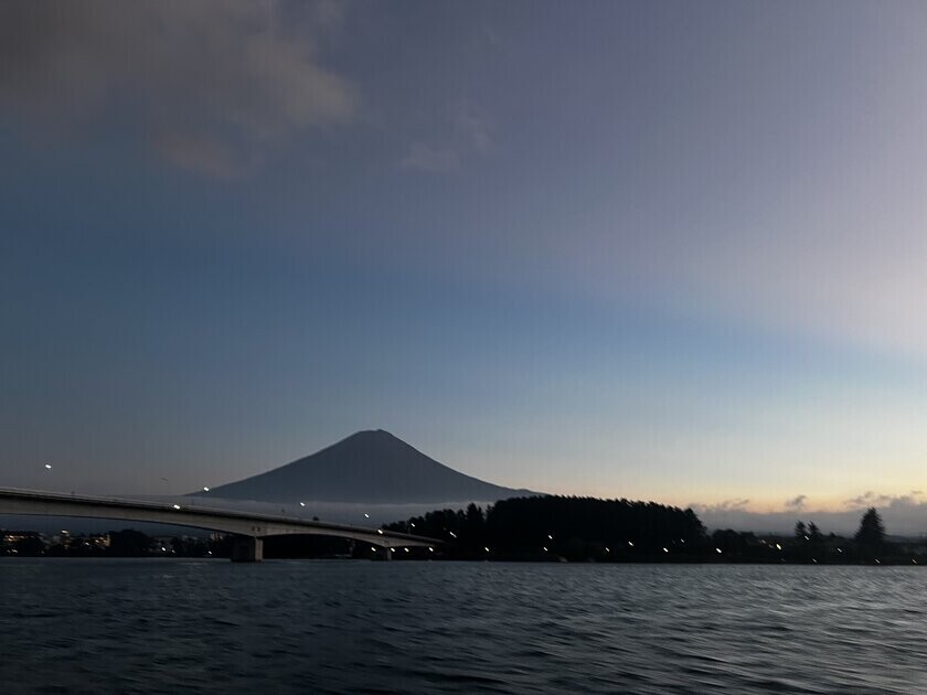 河口湖で唯一の湖上レストラン『HAMANASHI HOUSEBOAT』がグランドオープン！夕暮れどきの富士山を眺め味わう最上質の『山梨ローカルガストロノミー＆アート』