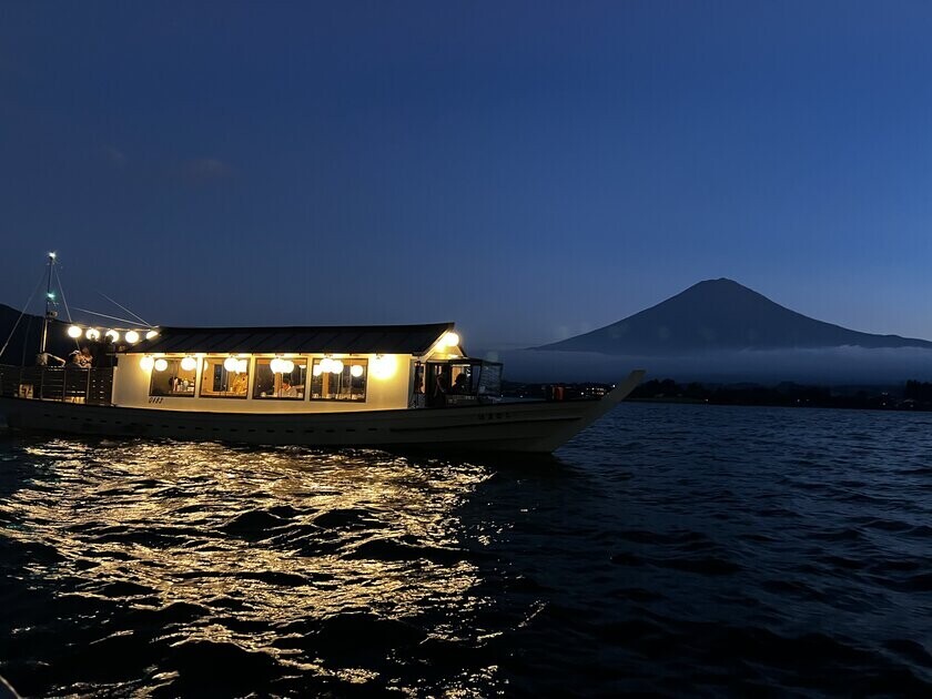 河口湖で唯一の湖上レストラン『HAMANASHI HOUSEBOAT』がグランドオープン！夕暮れどきの富士山を眺め味わう最上質の『山梨ローカルガストロノミー＆アート』