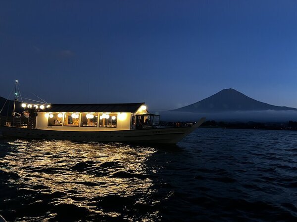 河口湖で唯一の湖上レストラン『HAMANASHI HOUSEBOAT』がグランドオープン！夕暮れどきの富士山を眺め味わう最上質の『山梨ローカルガストロノミー＆アート』