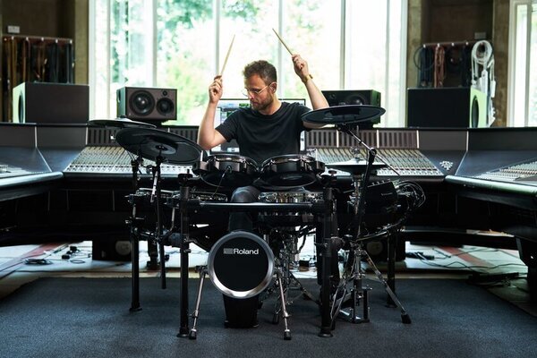 クラウドからプレミアムな音色を追加できる拡張性の高い電子ドラムのフラッグシップ・シリーズ3機種を発売