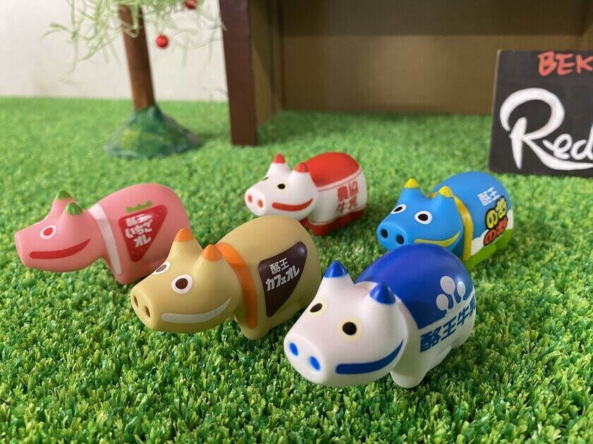 福島のソウルドリンクがかわいい“赤べこ”になって登場！手のひらサイズの赤べこ5種が10月7日(月)販売開始