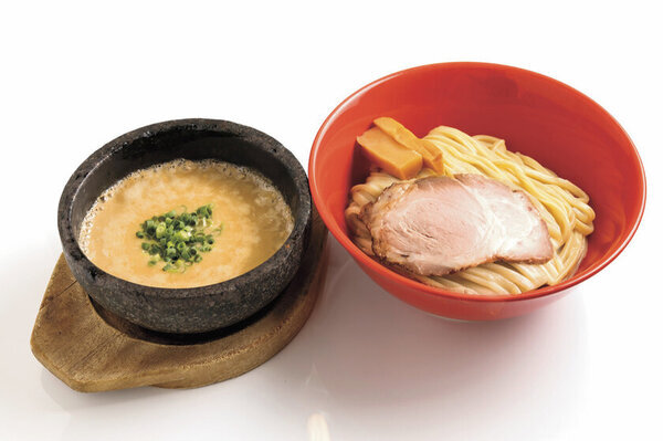 日本の2大ラーメンイベントが合体！つくば市研究学園駅前公園で新たなラーメンフェスが誕生します！今、食べるべきラーメンとつけ麺が勢揃い！同時に餃子の名店も並ぶ餃子祭も開催！さらに！人気芸人とアイドルのステージも！！